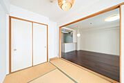 【和室】リビング続きの和室は、客間としても、お子様のプレイルームとしてもお使い頂けます。※リフォーム後のイメージ画像です。リフォームには別途費用がかかります。
