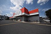 ドラッグストアセキ若葉店 徒歩9分。 660m