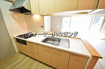 対面式キッチンからはご家族の笑顔を眺めながらお料理して頂けます。毎日の炊事が楽しくなりますね。
