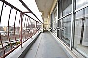 広々したバルコニーは日々の暮らしに、ゆとりと優雅さをもたらしてくれる筈です。 