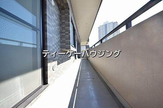 広々したバルコ...