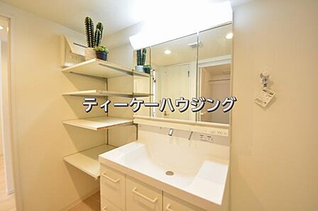 清潔感のあるボウル。開放感ある空間と、十分な大きさの鏡も自慢です。