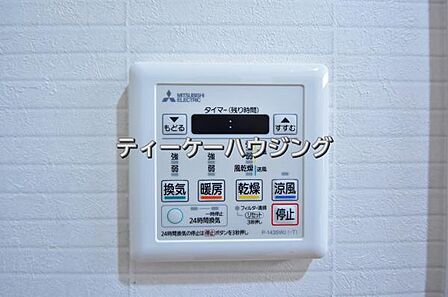 浴室暖房乾燥機がバスルーム内を換気して、カビの発生を抑えます。お洗濯物もよく乾きます。