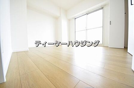 バルコニーに面した明るくて、風通しの良い心地よい洋室です。