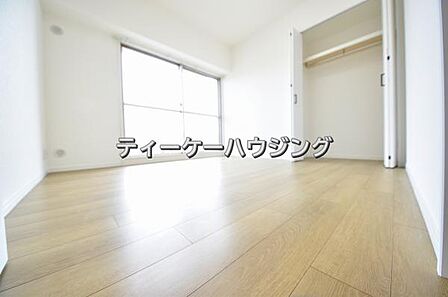 バルコニーに面した明るくて、風通しの良い心地よい洋室です。