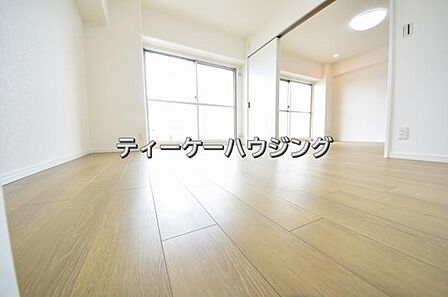 バルコニーに面した明るくて、風通しの良い心地よい洋室です。
