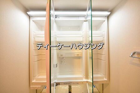 三面鏡の裏には収納がたっぷり。洗面室をすっきりきれいに使えます。