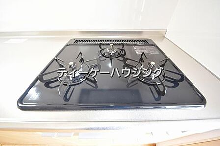 三つの調理が同時に出来てお料理時間を一気に短縮。三口ホーロートップコンロ