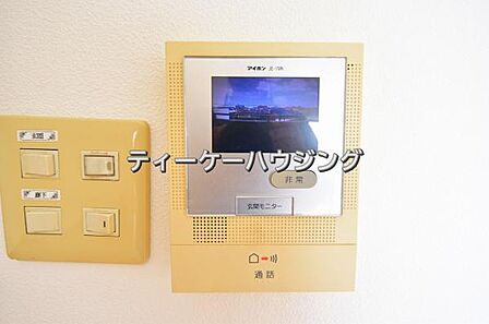 室内から来訪者の確認ができます。モニター付きインターフォン