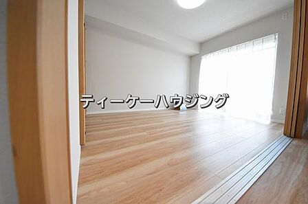 バルコニーに面した明るくて、風通しの良い心地よい洋室です。