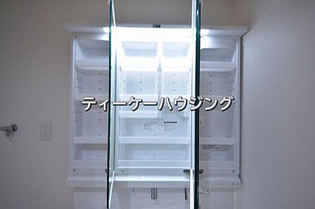三面鏡の裏には収納がたっぷり。洗面室をすっきりきれいに使えます。