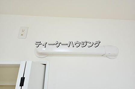 エアコンを設置出来るように先行配管を施しました。