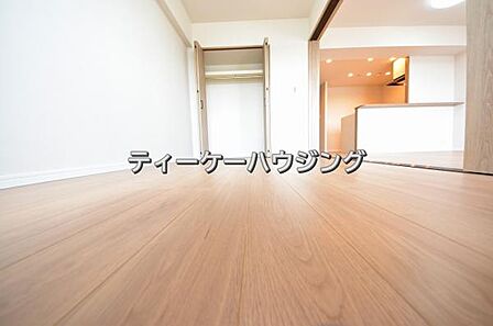 南に面した洋室は採光、通風に優れた心地よい空間です。
