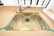 家族と触れ合いを大切にできる対面キッチンです。浄水器付きです。