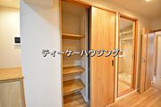 リビングに収納があると助かりますよね。