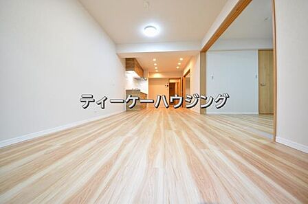 彩光をふんだんに取り入れた明るいリビングは”使いやすい形”にもこだわりました。
