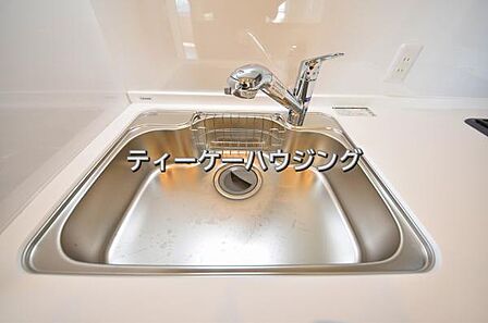 いつでも清潔に、お手入れ楽々なシンク。浄水機能を備えた水栓も魅力です。