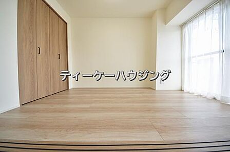 バルコニーに面した明るくて、風通しの良い心地よい洋室です。