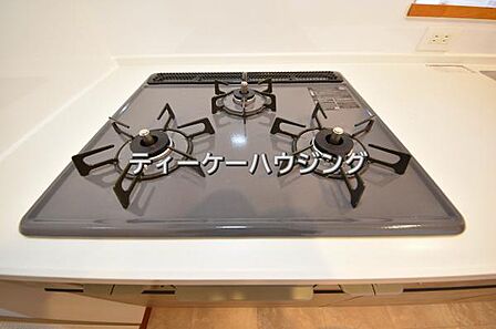 三つの調理が同時に出来てお料理時間を一気に短縮。三口ホーロートップコンロ