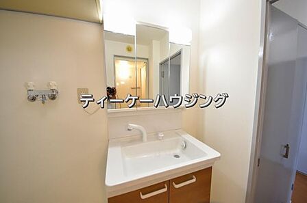 清潔感のあるボウル。開放感ある空間と、十分な大きさの鏡も自慢です。