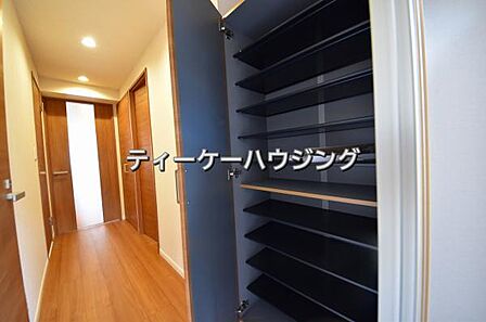 収納力たっぷり。ゆとりのシューズボックスにはママのブーツもラクラク入ります。