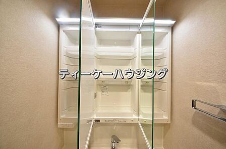 三面鏡の裏には収納がたっぷり。洗面室をすっきりきれいに使えます。