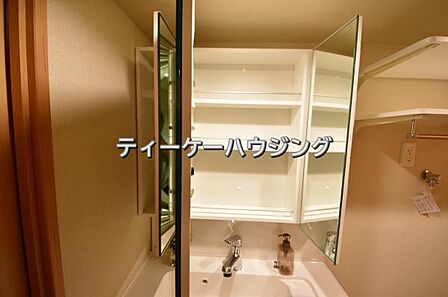 三面鏡の裏には収納がたっぷり。洗面室をすっきりきれいに使えます。