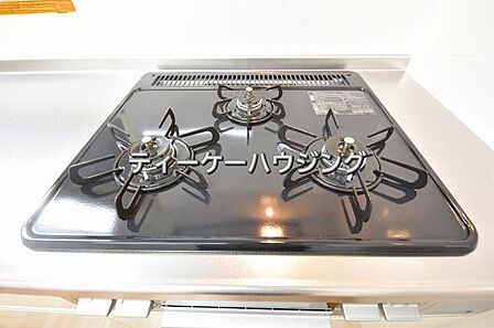 三つの調理が同時に出来てお料理時間を一気に短縮。三口ホーロートップコンロ
