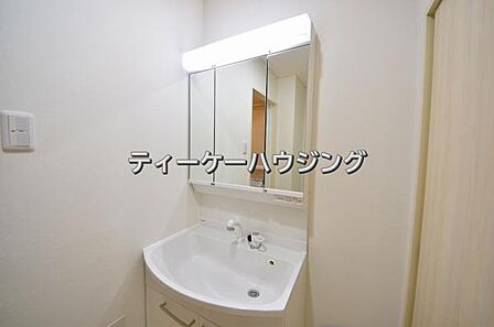 清潔感のあるボウル。開放感ある空間と、十分な大きさの鏡も自慢です。