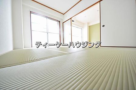 畳には空気が多く含まれているので、空気の層が音を吸収。元気いっぱいの子供さんも伸び伸び遊べます。