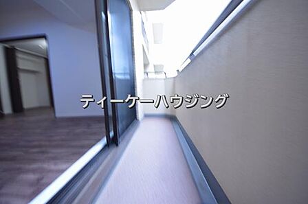 広々した2面バルコニーは日々の暮らしに、ゆとりと優雅さをもたらしてくれる筈です。