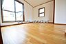 子供部屋：バルコニーに面した明るくて、風通しの良い心地よい洋室です。