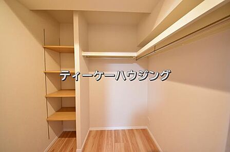 女性に嬉しい大容量のウォークインクローゼット。収納場所を気にせず、ママも安心してオシャレを楽しめます