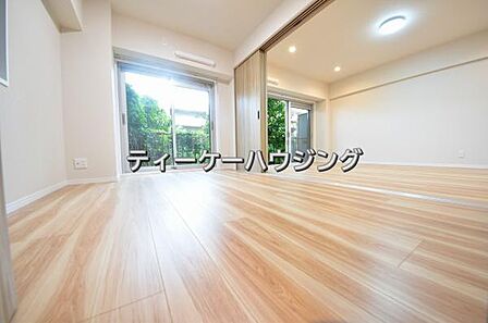 バルコニーに面した明るくて、風通しの良い心地よい洋室です。