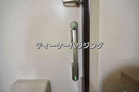 玄関ドアは安心のダブルロック
