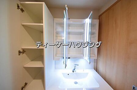 三面鏡の裏には収納がたっぷり。洗面室をすっきりきれいに使えます。