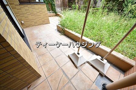 広々したバルコニーは日々の暮らしに、ゆとりと優雅さをもたらしてくれる筈です。