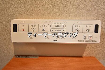 ウォシュレット機能はカンタン見やすいパネル操作 。