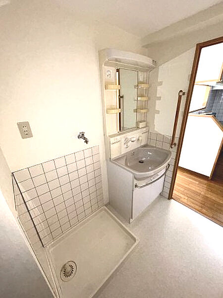 画像23:室内洗濯機置き場と脱衣所とシャワー付き洗面化粧台