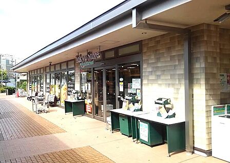 ■ 東急ストアフードステーションつきみ野店。総合食品スーパー:平日:営業時間8:00〜21:00 土日祝9:00〜21:00・駐車場あり。現地より約約730m