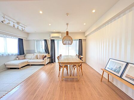 二面採光で明るく開放的な15.2帖のリビング・ダイニング。