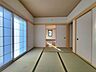 室内：客間としてはもちろん、お子さんとの遊び場にも嬉しい一部屋。座布団やおもちゃもさっと片付けられます。