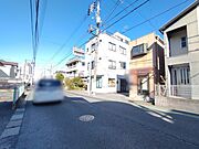 幅員の狭い道ですが、車通りの少ない住宅街に立地してます。 