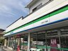 周辺：青空と緑のラインが映える、親しみやすい街の風景。（30m）