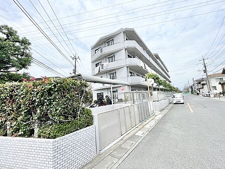街並みに溶け込む落ち着いた佇まいで、穏やかな日常が流れる住環境が整っています。
