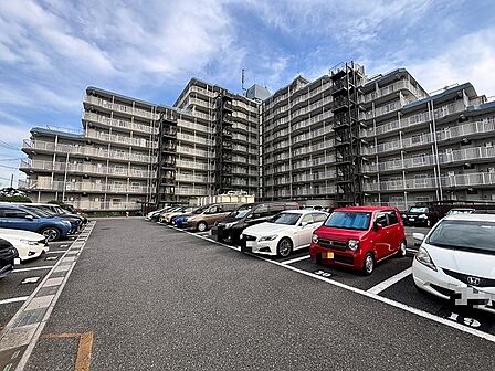 ゆとりある敷地が日々の暮らしに安心感をもたらし、落ち着いた住環境が整う穏やかな外観です。