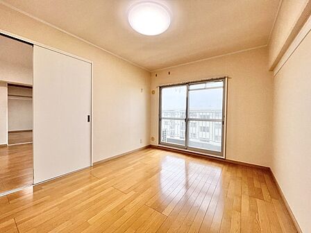 木目の床が温もりを感じさせる、穏やかな空間