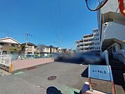 抜けるような青空の下、心地よい風が吹き抜ける開放的な空間。