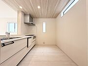 木の温もりと清潔感が調和した、心地よい空間