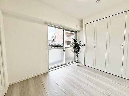 清潔感のあるホワイトで統一された空間は、日々の暮らしに心地よい調和と穏やかな広がりをもたらします。